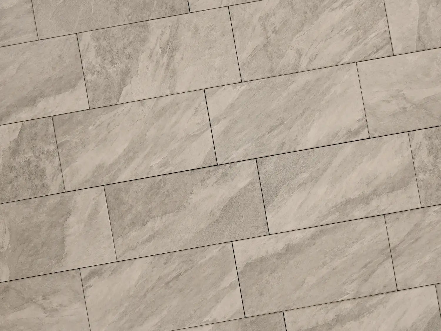 Verlegte CreativeLine-Platten in beige; grau von Woehe & Heydemann in 40x80. Naturstein-Optik mit harmonischer Linienführung.