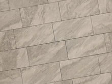Verlegte CreativeLine-Platten in beige; grau von Woehe & Heydemann in 40x80. Naturstein-Optik mit harmonischer Linienführung.