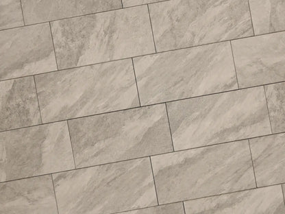 Verlegte CreativeLine-Platten in beige; grau von Woehe & Heydemann in 40x80. Naturstein-Optik mit harmonischer Linienführung.