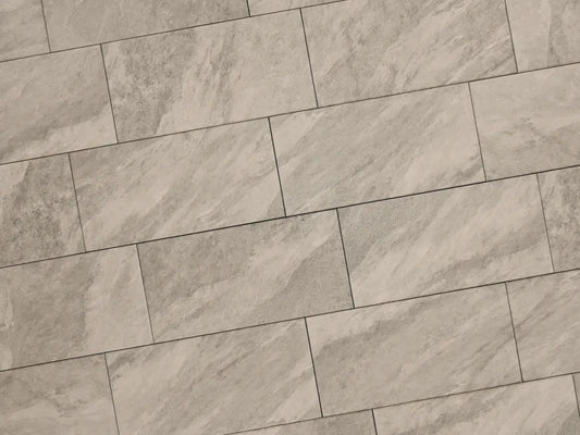 Verlegte CreativeLine-Platten in beige; grau von Woehe & Heydemann in 40x80. Naturstein-Optik mit harmonischer Linienführung.