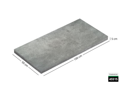 Saubere Schnittkante der 100x50 Terrassenplatte in grauer Betonoptik von Woehe & Heydemann mit feinkörniger Oberfläche  