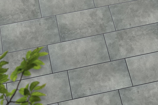 Verlegte PremiumLine-Platten in grau von Woehe & Heydemann in 80x40 – Naturstein-Optik mit harmonischer Linienführung
