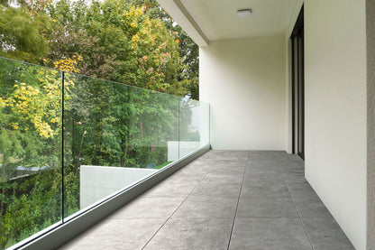 50x50 CreativeLine-Terrassenplatten in beiger Betonoptik von Woehe & Heydemann verlegt auf einem Balkon