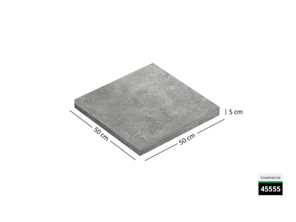 Saubere Schnittkante der 50x50 Terrassenplatte in grauer Betonoptik von Woehe & Heydemann mit feinkörniger Oberfläche  