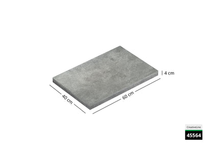 Saubere Schnittkante der 60x40 Terrassenplatte in grauer Betonoptik von Woehe & Heydemann mit feinkörniger Oberfläche  