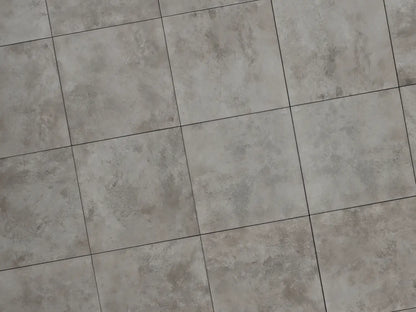 Verlegte CreativeLine-Platten in grau von Woehe & Heydemann in 60x60 – Beton-Optik mit harmonischer Linienführung 