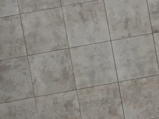 Verlegte CreativeLine-Platten in grau von Woehe & Heydemann in 60x60 – Beton-Optik mit harmonischer Linienführung 