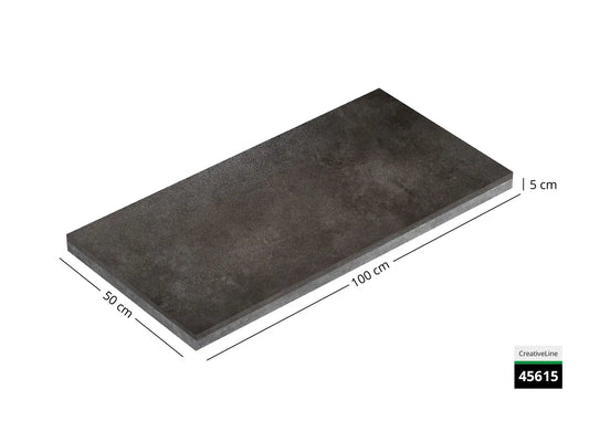 Saubere Schnittkante der 100x50 Terrassenplatte in graue Betonoptik von Woehe & Heydemann mit feinkörniger Oberfläche  