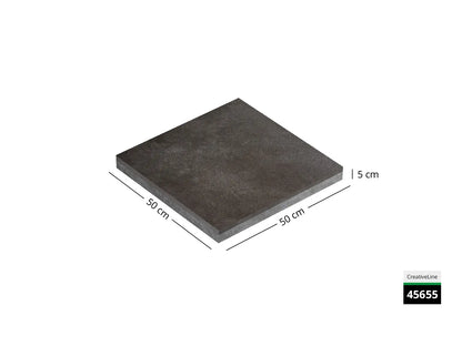 Saubere Schnittkante der 50x50 Terrassenplatte in graue Betonoptik von Woehe & Heydemann mit feinkörniger Oberfläche  