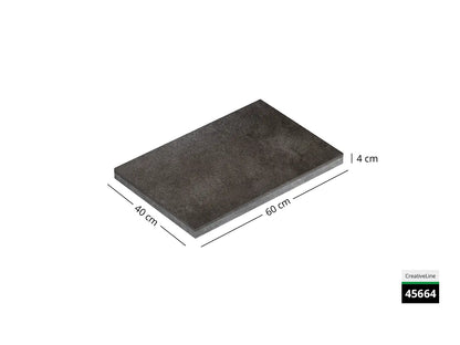 Saubere Schnittkante der 60x40 Terrassenplatte in graue Betonoptik von Woehe & Heydemann mit feinkörniger Oberfläche  