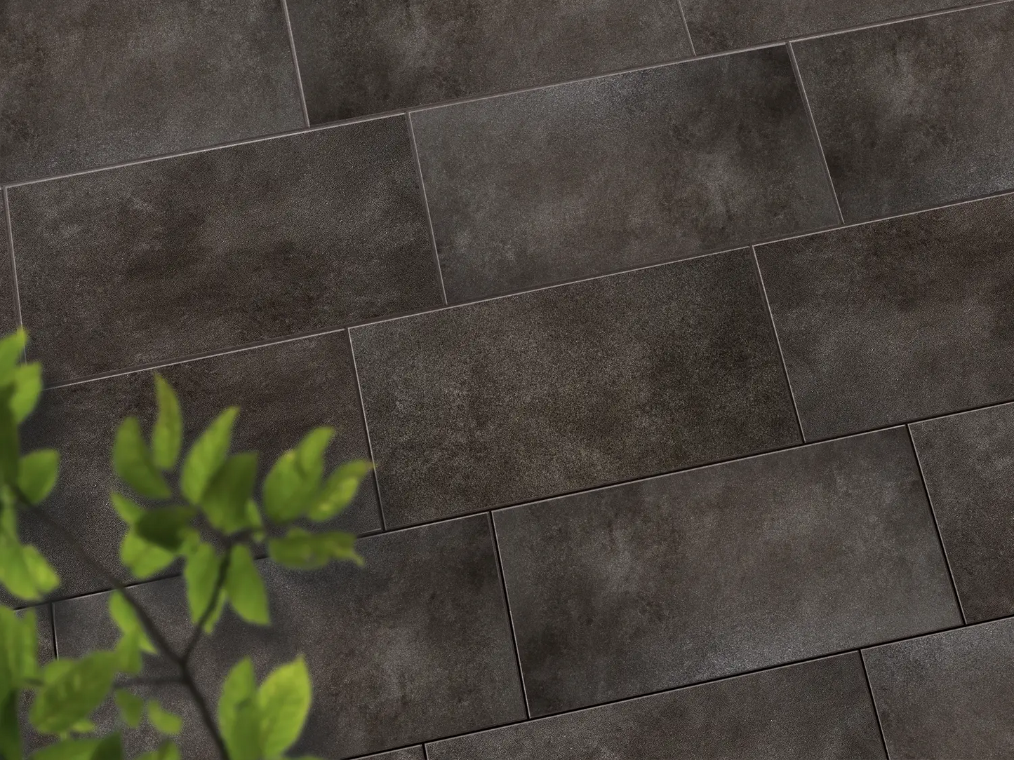 Verlegte CreativeLine-Platten in grau von Woehe & Heydemann in 80x40 – Naturstein-Optik mit harmonischer Linienführung 