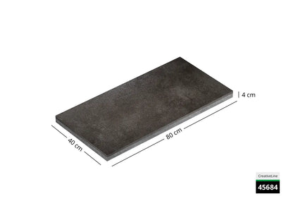 Saubere Schnittkante der 80x40 Terrassenplatte in graue Betonoptik von Woehe & Heydemann mit feinkörniger Oberfläche  