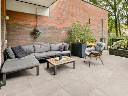 60x60 CreativeLine-Betonplatten in beiger Beton-Optik von Woehe & Heydemann verlegt auf einer modernen Terrasse