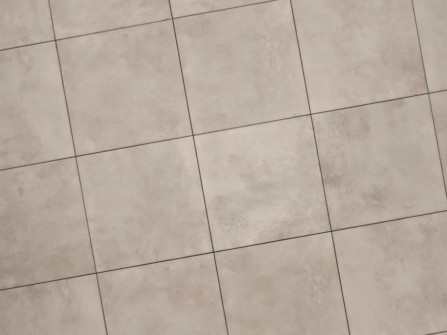 Verlegte CreativeLine-Platten in beige von Woehe & Heydemann in 60x60. Beton-Optik mit harmonischer Linienführung.