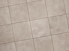 Verlegte CreativeLine-Platten in beige von Woehe & Heydemann in 60x60. Beton-Optik mit harmonischer Linienführung.