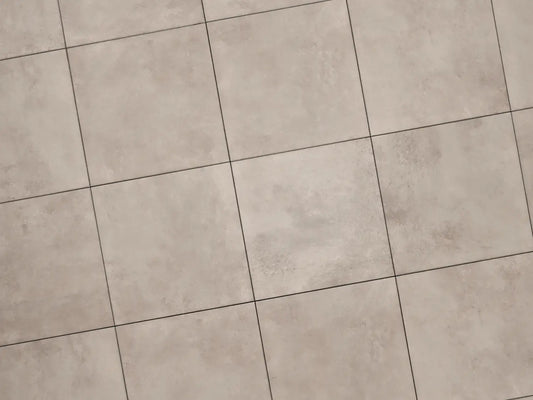 Verlegte CreativeLine-Platten in beige von Woehe & Heydemann in 60x60. Beton-Optik mit harmonischer Linienführung.