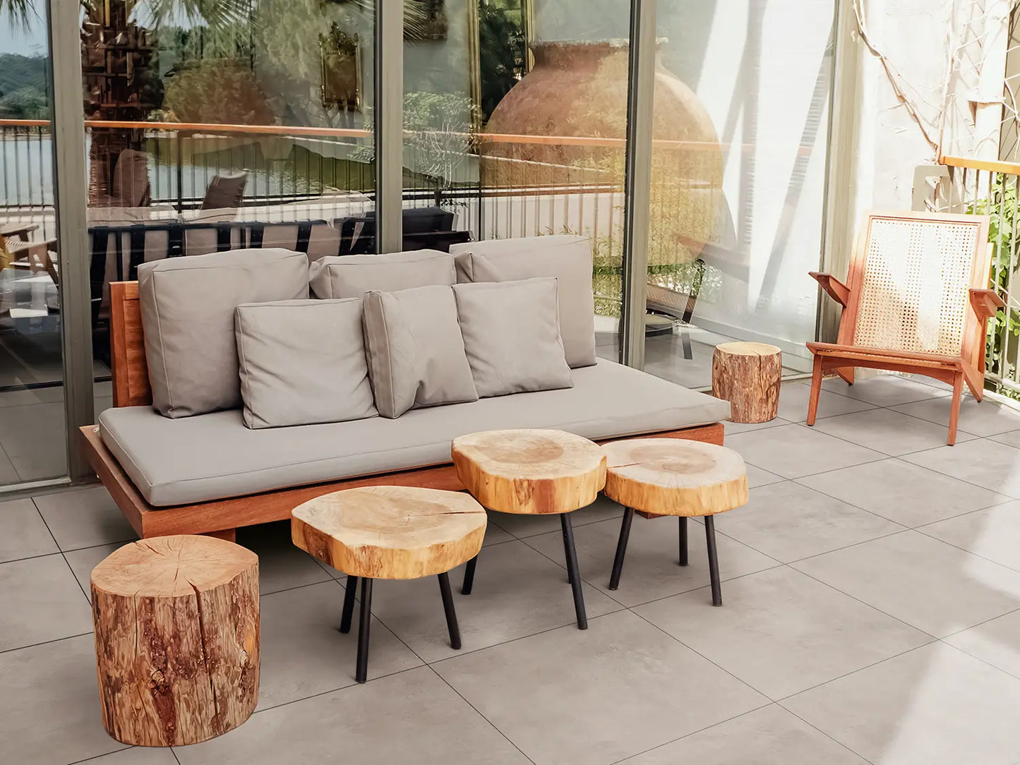 60x60 CreativeLine-Betonplatten in beiger Beton-Optik von Woehe & Heydemann verlegt auf einem modernen Balkon