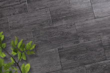 Verlegte CreativeLine-Platten in grau von Woehe & Heydemann in 80x40 – Holz-Optik mit harmonischer Linienführung 