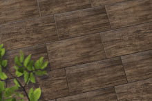 Verlegte CreativeLine-Platten in braun von Woehe & Heydemann in 80x40 – Holz-Optik mit harmonischer Linienführung 