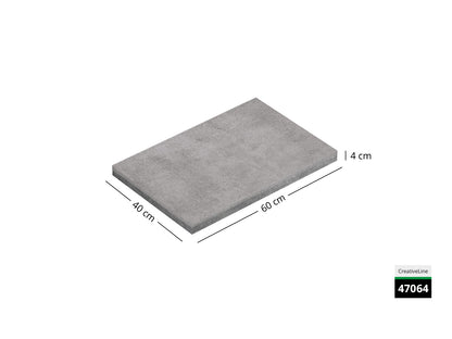 Saubere Schnittkante der 60x40 Terrassenplatte in grauer Betonoptik von Woehe & Heydemann mit feinkörniger Oberfläche  
