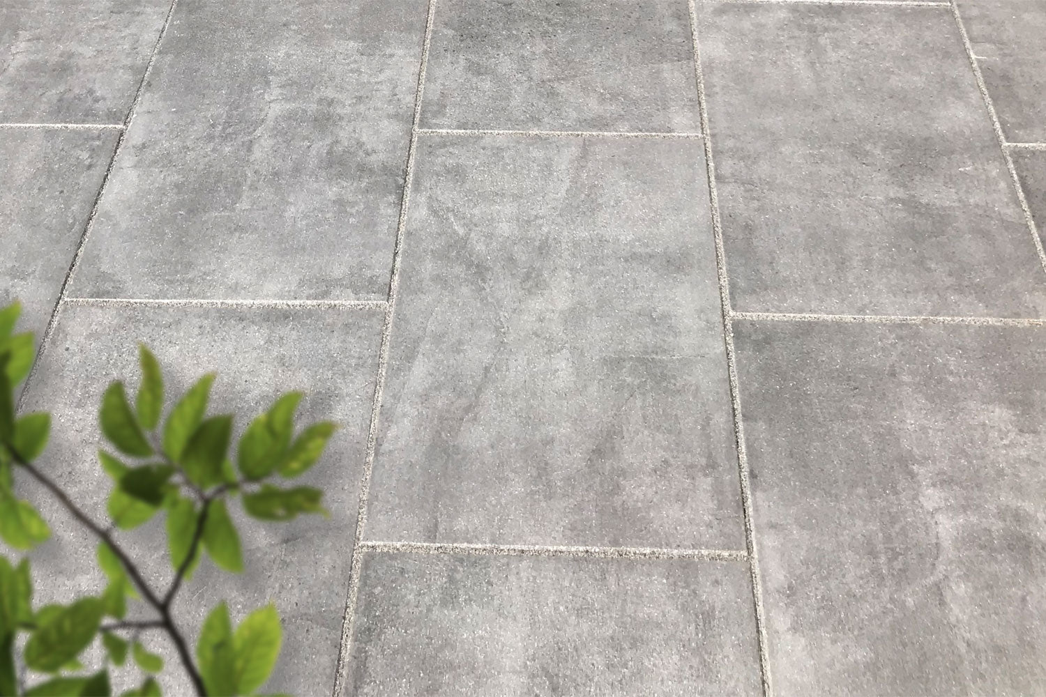 Verlegte CreativeLine-Platten in grau von Woehe & Heydemann in 60x40 – Beton-Optik mit harmonischer Linienführung 