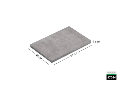 Saubere Schnittkante der 60x40 Terrassenplatte in grauer Betonoptik von Woehe & Heydemann mit feinkörniger Oberfläche  