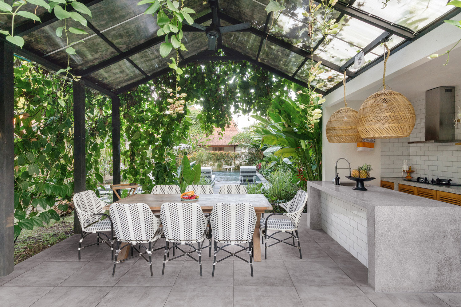 60x60 CreativeLine-Terrassenplatten in grauer Betonoptik von Woehe & Heydemann verlegt auf einer modernen Terrasse mit offener Küche