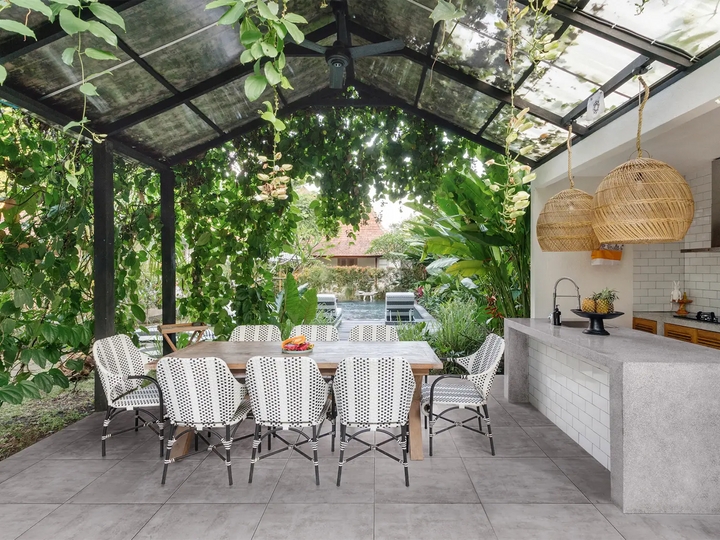 60x60 CreativeLine-Terrassenplatten in grauer Betonoptik von Woehe & Heydemann verlegt auf einer modernen Terrasse mit offener Küche
