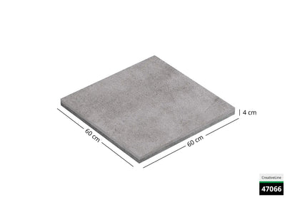 Saubere Schnittkante der 60x60 Terrassenplatte in grauer Betonoptik von Woehe & Heydemann mit feinkörniger Oberfläche  