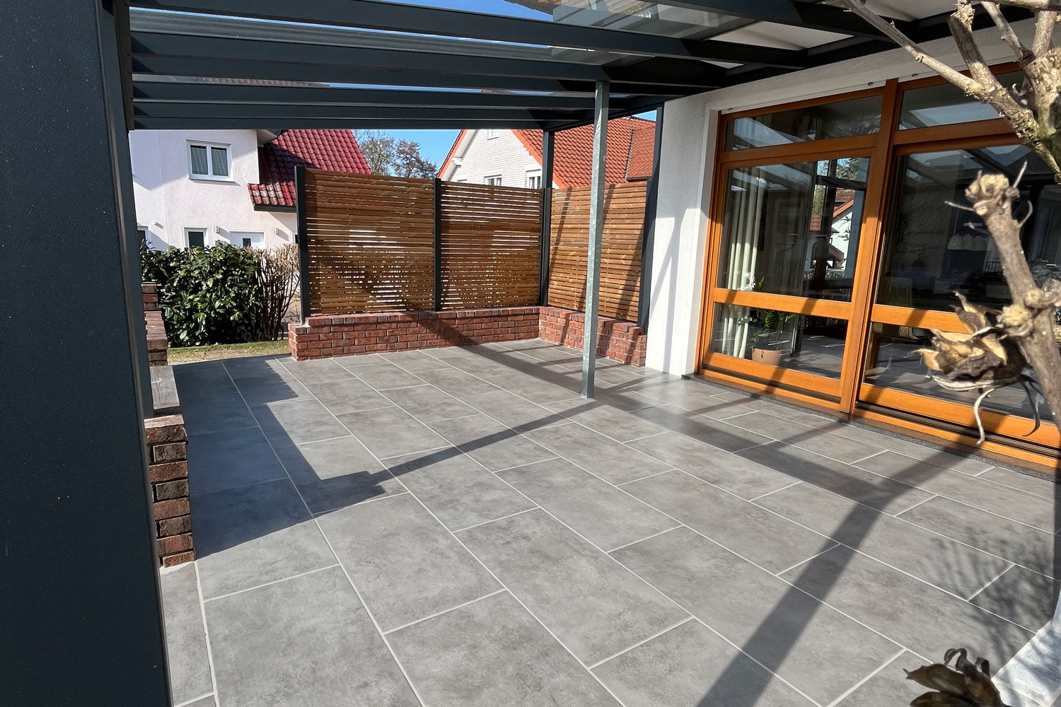 80x40 CreativeLine-Terrassenplatten in grauer Betonoptik von Woehe & Heydemann verlegt auf einer modernen Terrasse 