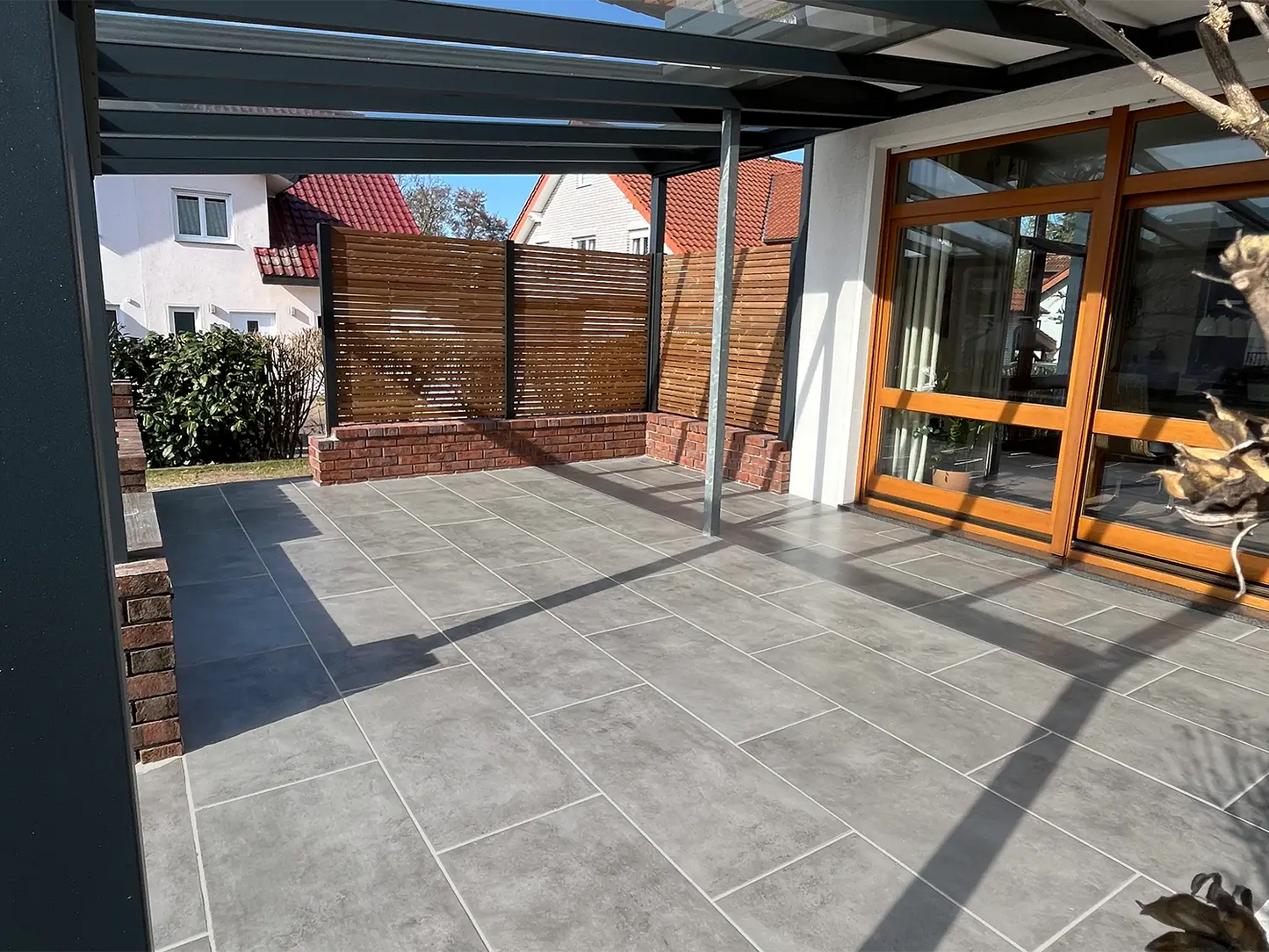 80x40 CreativeLine-Terrassenplatten in grauer Betonoptik von Woehe & Heydemann verlegt auf einer modernen Terrasse 