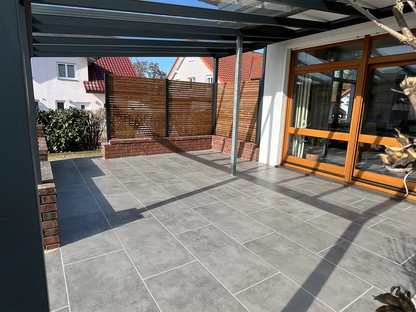 80x40 CreativeLine-Terrassenplatten in grauer Betonoptik von Woehe & Heydemann verlegt auf einer modernen Terrasse 