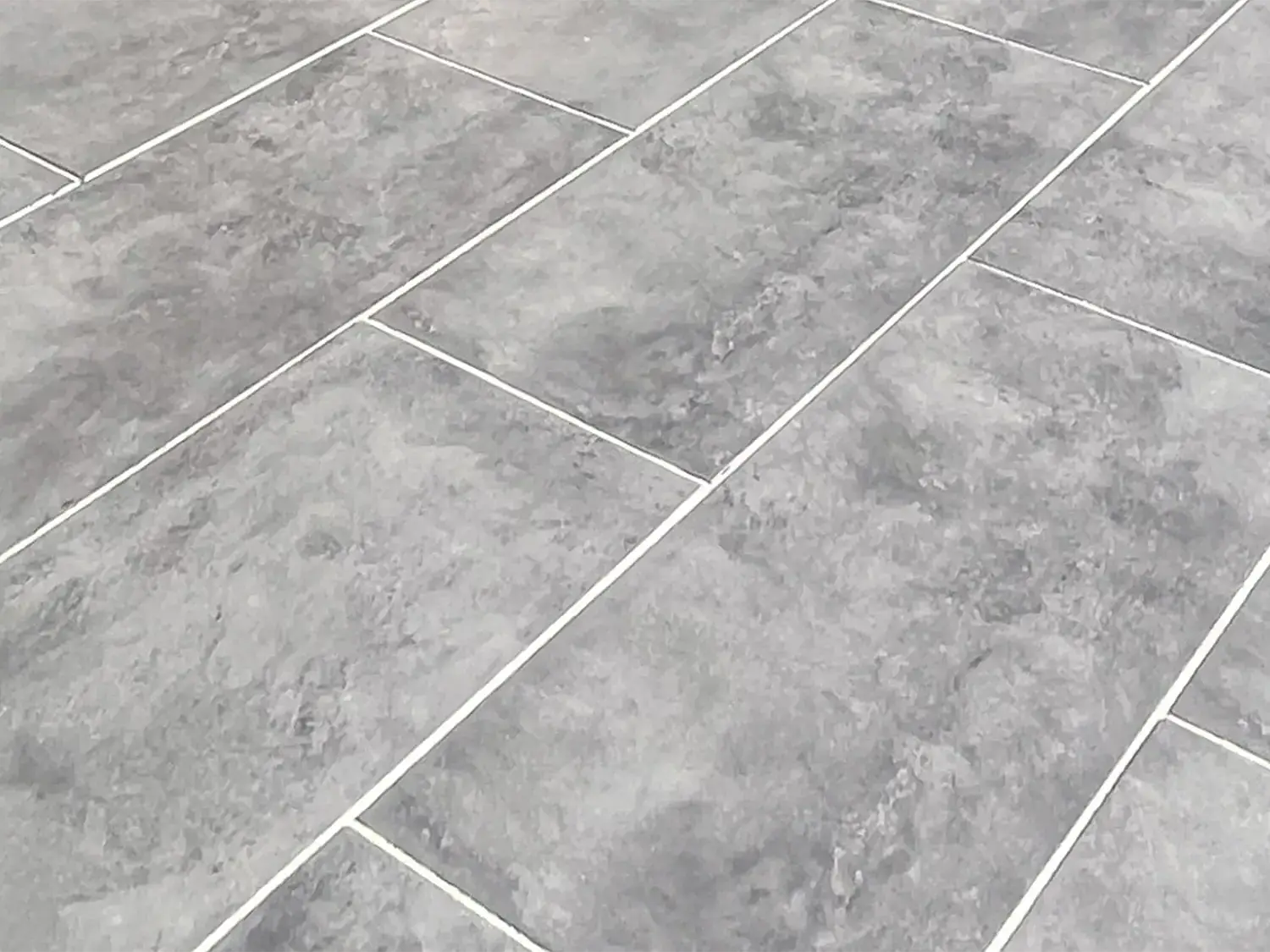 Verlegte CreativeLine-Platten in grau von Woehe & Heydemann in 60x40 – Beton-Optik mit harmonischer Linienführung 