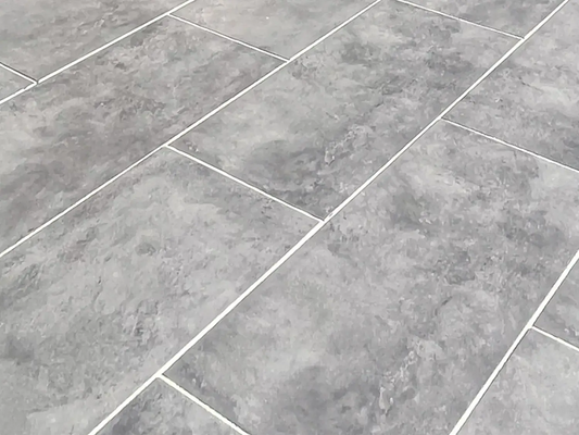Verlegte CreativeLine-Platten in grau von Woehe & Heydemann in 60x40 – Beton-Optik mit harmonischer Linienführung 