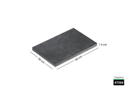 Saubere Schnittkante der 60x40 Terrassenplatte in anthrazit Betonoptik von Woehe & Heydemann mit feinkörniger Oberfläche 