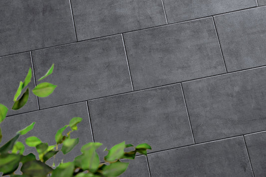 Verlegte CreativeLine-Platten in anthrazit von Woehe & Heydemann in 60x40 - Beton-Optik mit harmonischer Linienführung