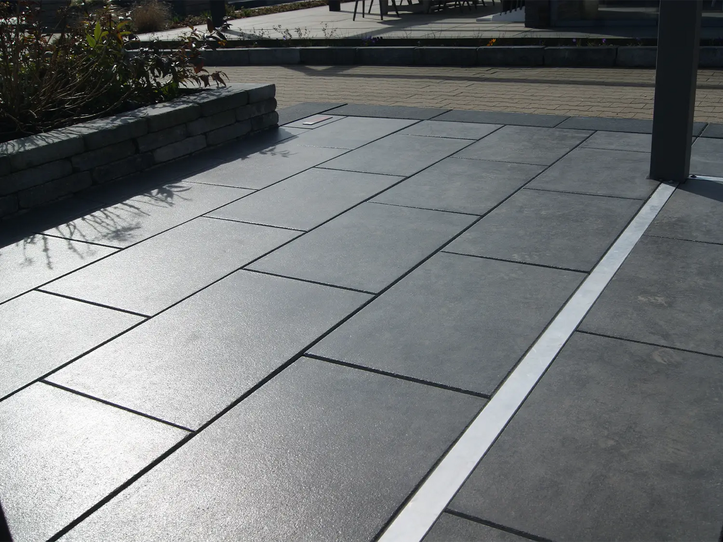 60x40 CreativeLine-Terrassenplatten in anthrazit Betonoptik von Woehe & Heydemann verlegt auf einer Terrasse 