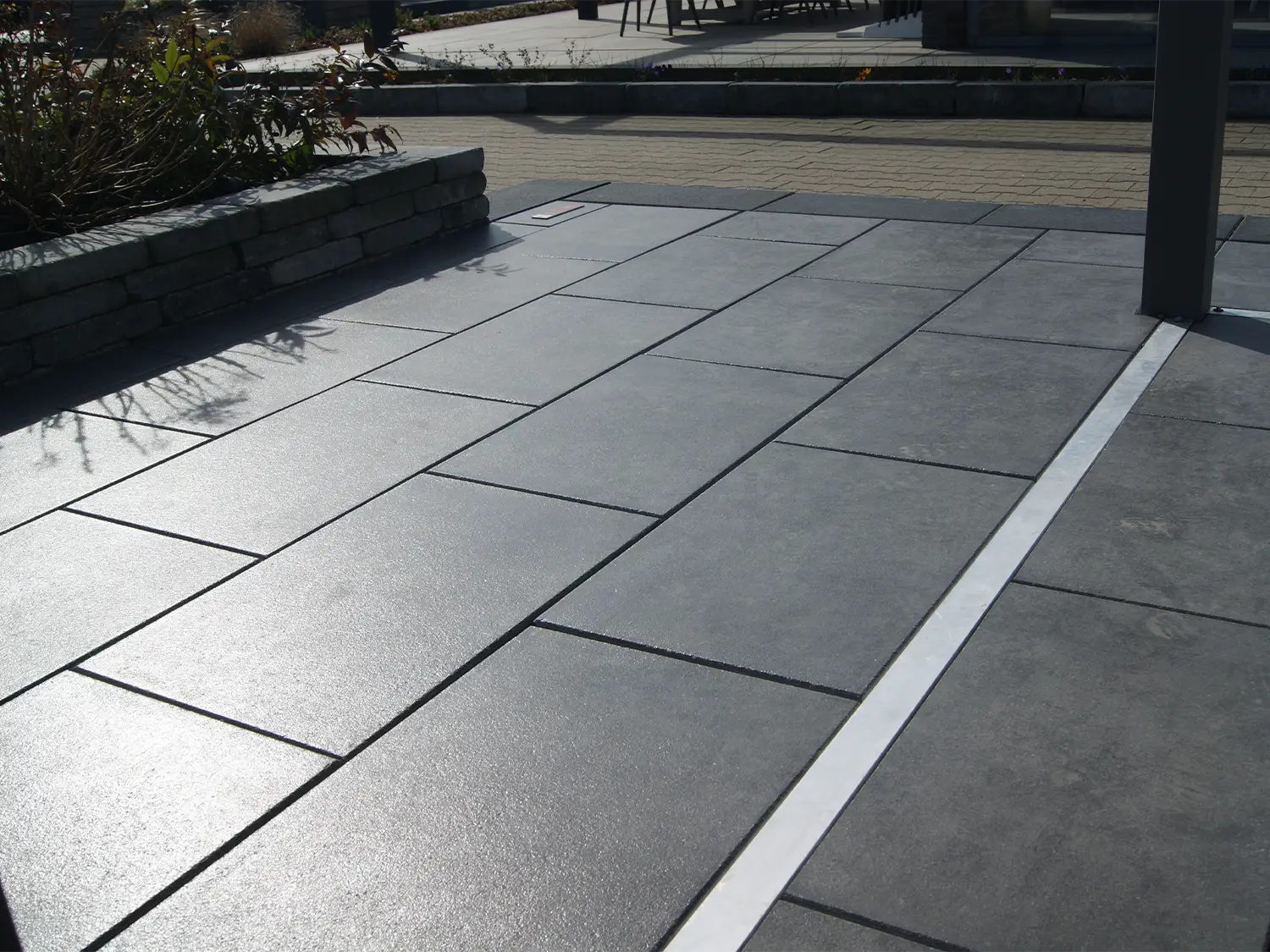 60x40 CreativeLine-Terrassenplatten in anthrazit Betonoptik von Woehe & Heydemann verlegt auf einer Terrasse 