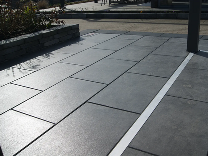 60x40 CreativeLine-Terrassenplatten in anthrazit Betonoptik von Woehe & Heydemann verlegt auf einer Terrasse 