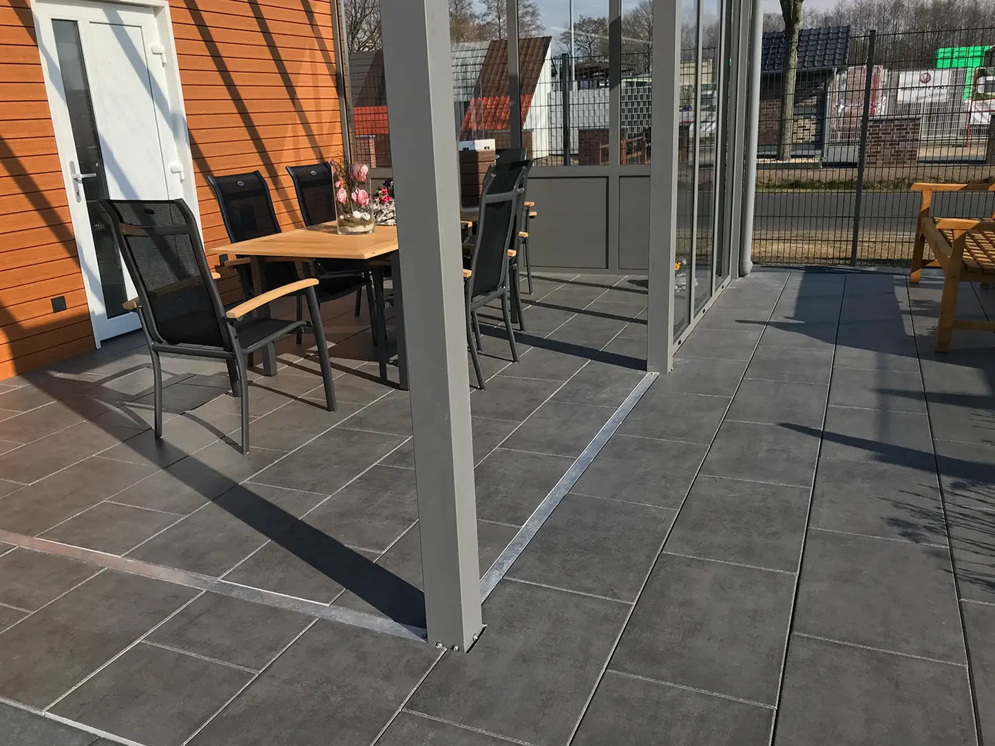 60x40 CreativeLine-Terrassenplatten in anthraziter Betonoptik von Woehe & Heydemann verlegt mit Terrasse im Wintergarten