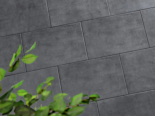 Verlegte CreativeLine-Platten in anthrazit von Woehe & Heydemann in 60x40 - Beton-Optik mit harmonischer Linienführung