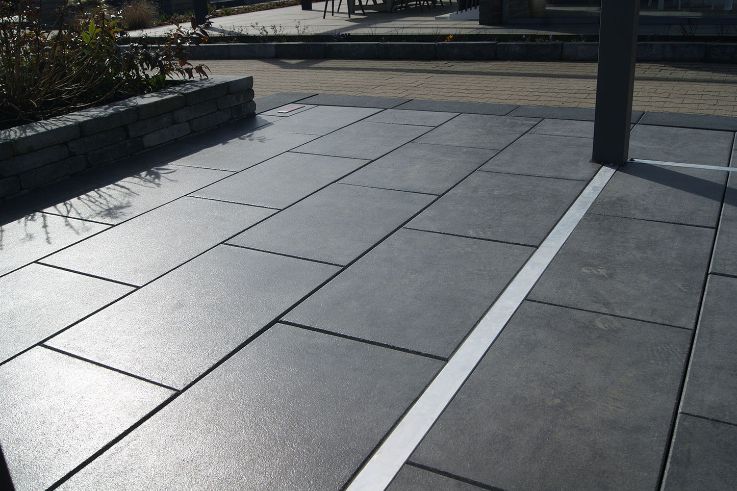 60x40 CreativeLine-Terrassenplatten in grauer Natursteinoptik von Woehe & Heydemann verlegt mit Terrasse im Wintergarten