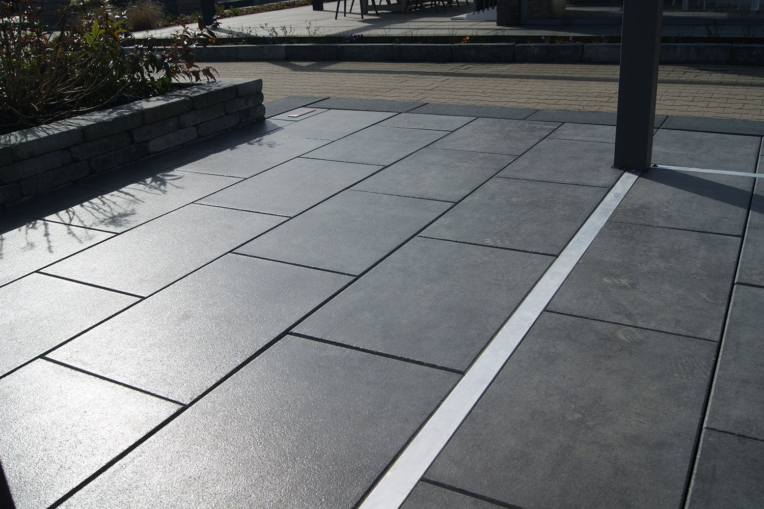 60x40 CreativeLine-Terrassenplatten in grauer Natursteinoptik von Woehe & Heydemann verlegt mit Terrasse im Wintergarten