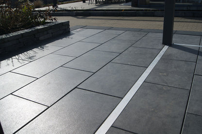 60x40 CreativeLine-Terrassenplatten in grauer Natursteinoptik von Woehe & Heydemann verlegt mit Terrasse im Wintergarten