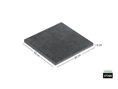 Saubere Schnittkante der 60x60 Terrassenplatte in anthraziter Betonoptik von Woehe & Heydemann mit feinkörniger Oberfläche 
