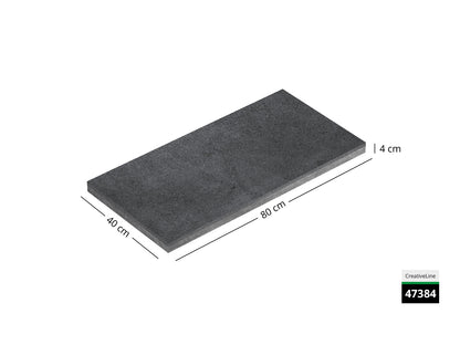 Saubere Schnittkante der 80x40 Terrassenplatte in anthraziter Betonoptik von Woehe & Heydemann mit feinkörniger Oberfläche