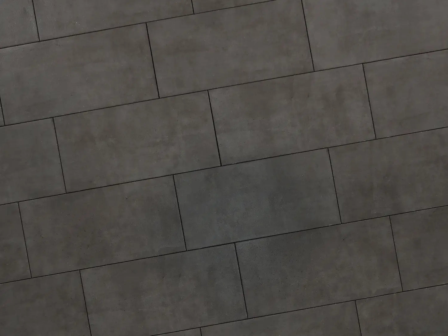 Verlegte CreativeLine-Platten in anthrazit von Woehe & Heydemann in 80x40 - Beton-Optik mit harmonischer Linienführung