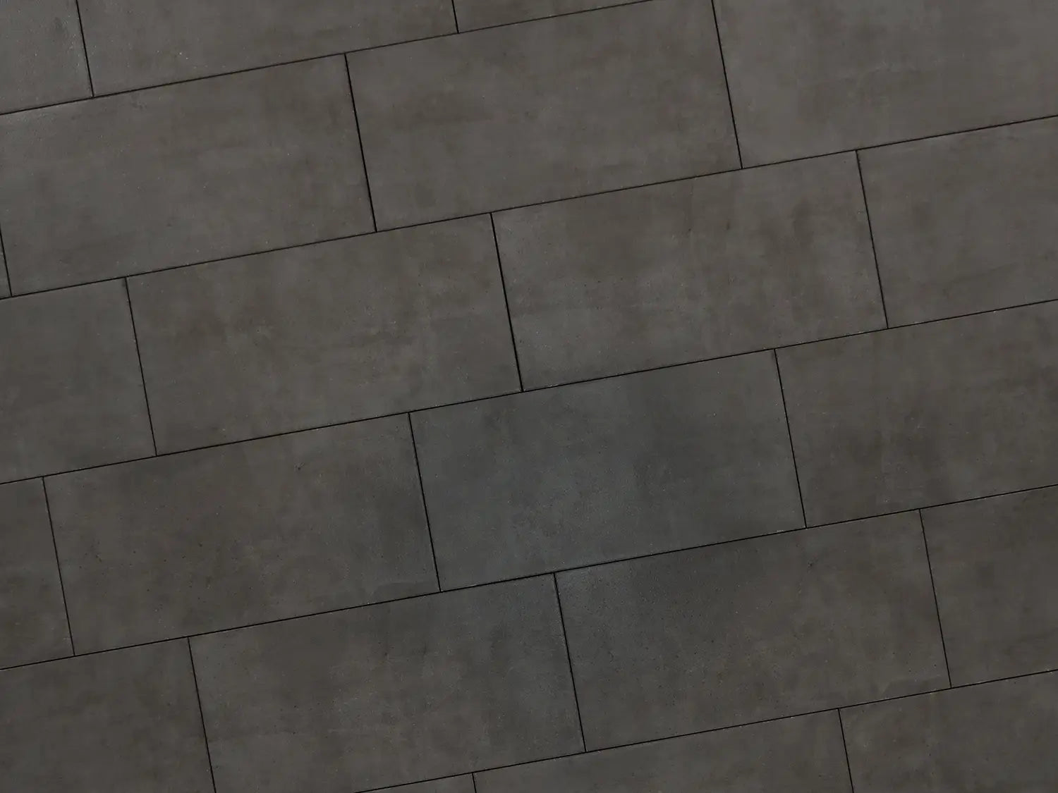 Verlegte CreativeLine-Platten in anthrazit von Woehe & Heydemann in 80x40 - Beton-Optik mit harmonischer Linienführung