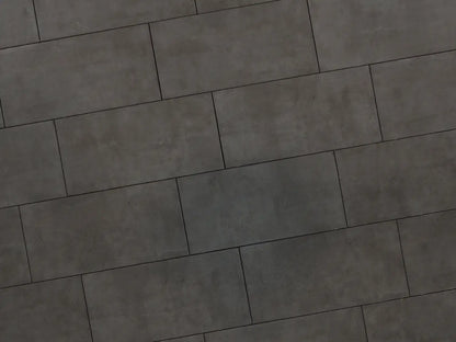 Verlegte CreativeLine-Platten in anthrazit von Woehe & Heydemann in 80x40 - Beton-Optik mit harmonischer Linienführung