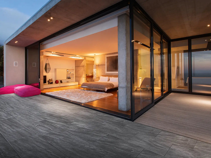 100x50 CreativeLine-Terrassenplatten in grauer Naturstein-Optik von Woehe & Heydemann verlegt auf einer modernen Terrasse am Schlafzimmer